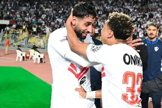 الفلسطيني عدي الدبّاغ «يسار» يتلقى تهنئة صانع الهدف البرازيلي خوان بيزيرا (نادي الزمالك)