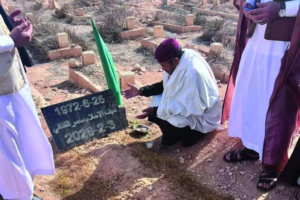 العجمي العتيري الآمر السابق لكتيبة «أبو بكر الصديق» أمام قبر سيف الإسلام القذافي (صفحة العتيري على موقع فيسبوك)