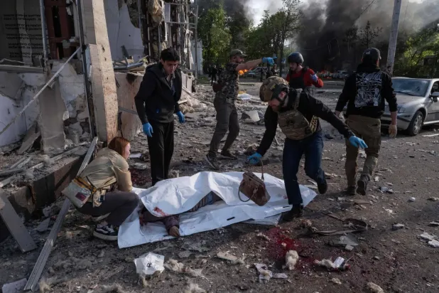 Ukraynalılar, Donetsk'te Rus saldırısı sonucu hayatını kaybeden bir vatandaşın cesedinin etrafında toplandı (AFP)