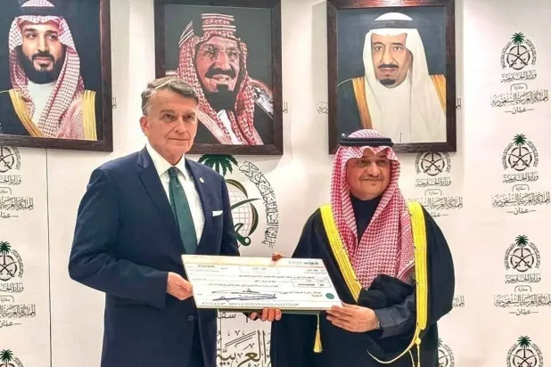 Saudi Prince Mansour bin Khaled bin Farhan, Ambassador of Saudi Arabia to Jordan, hands UNRWA’s Acting Commissioner-General, Christian Saunders a cheque of $ 2 million as the Kingdom’s annual contribution to UNRWA (Saudi Embassy in Jordan) 