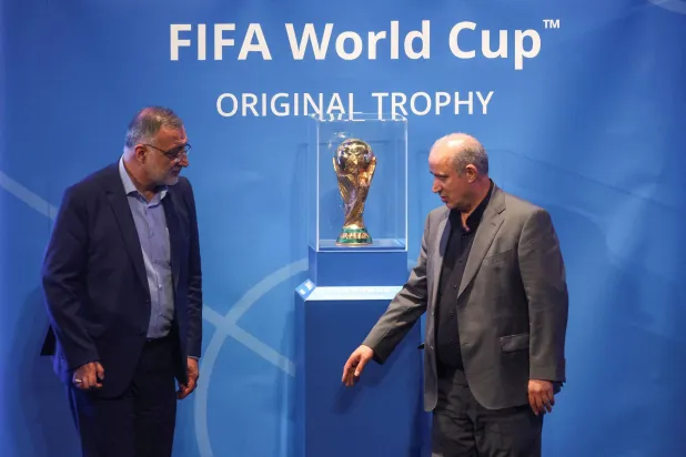 مهدي تاج خلال فعالية أقامها «فيفا» سابقاً (رويترز)