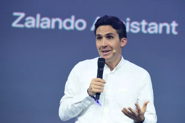 05 May 2026, Hamburg: Co-CEO of Zalando David Schroeder speaks during the OMR digital trade show at the Hamburg Messe exhibition halls. Photo: Daniel Bockwoldt/dpa