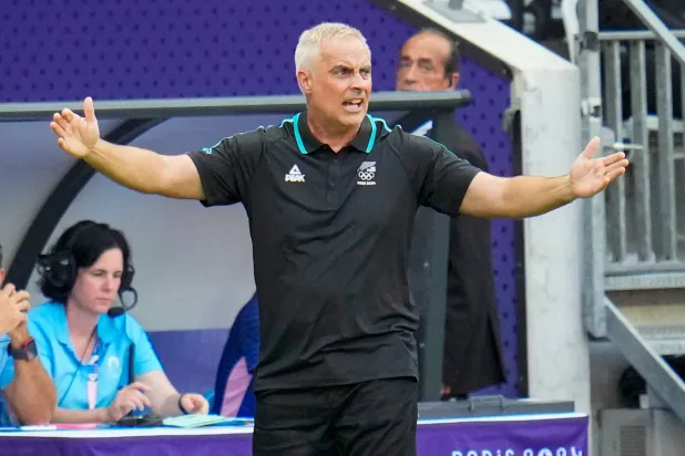 دارين بيزلي مدرب المنتخب النيوزيلندي (أ.ب)