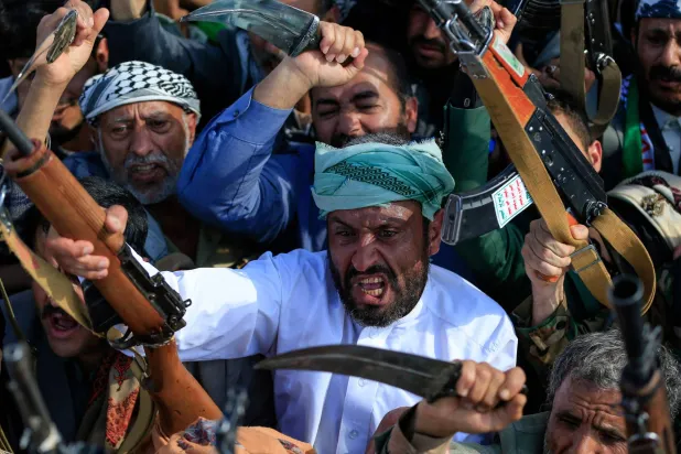 أفراد حوثيون خلال حشد في صنعاء للتضامن مع إيران و«حزب الله» اللبناني (أ.ف.ب)