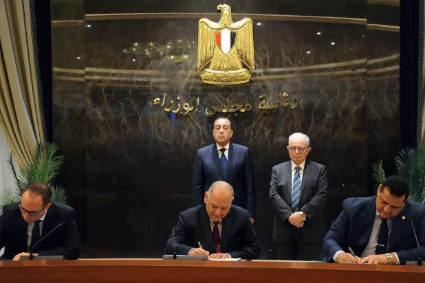 رئيس مجلس الوزراء ونائبه للشؤون الاقتصادية يشهدان توقيع اتفاقية لتوسعة مجمع الألمنيوم بنجع حمادي بصعيد مصر (رئاسة مجلس الوزراء)