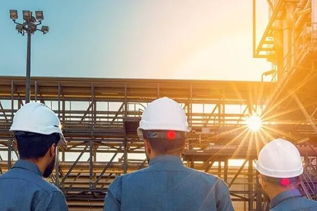 مهندسون يعملون في «السعودية للطاقة» (موقع الشركة الإلكتروني)