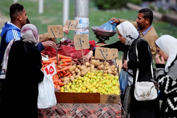 ارتفعت أسعار مجموعة الخضراوات بنسبة 5.1 في المائة خلال شهر أبريل (رويترز)