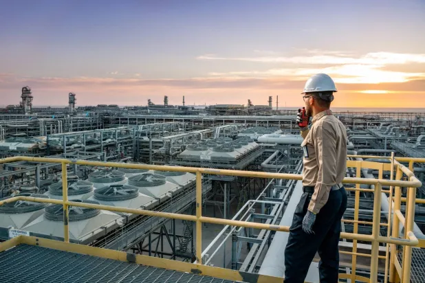مهندس في إحدى المنشآت لـ«أرامكو» (موقع الشركة الإلكتروني)