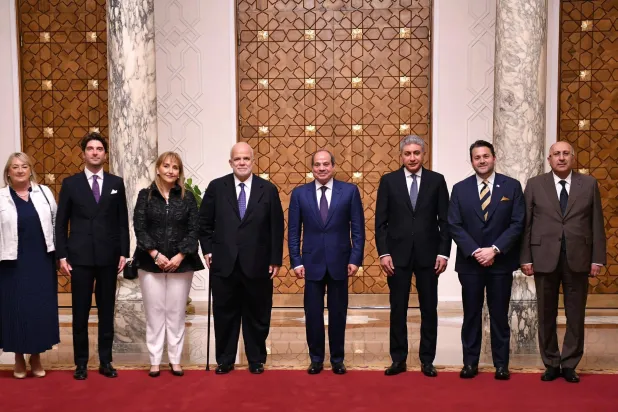 السيسي خلال لقاء مبعوث ترمب ورئيس مجلس إدارة «المجلس العالمي للسفر والسياحة» (الرئاسة المصرية) 