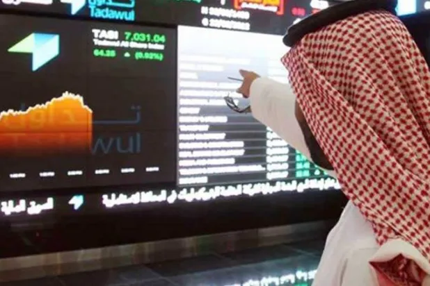 متداول في السوق المالية السعودية (رويترز)