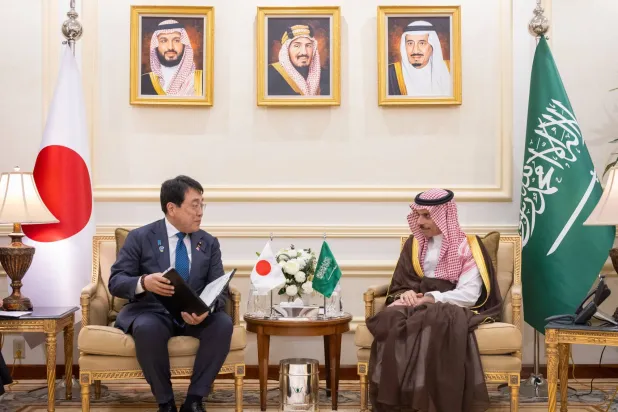 الأمير فيصل بن فرحان وزير الخارجية السعودي خلال استقباله ريوسي أكازاوا وزير الاقتصاد والتجارة والصناعة الياباني (واس)