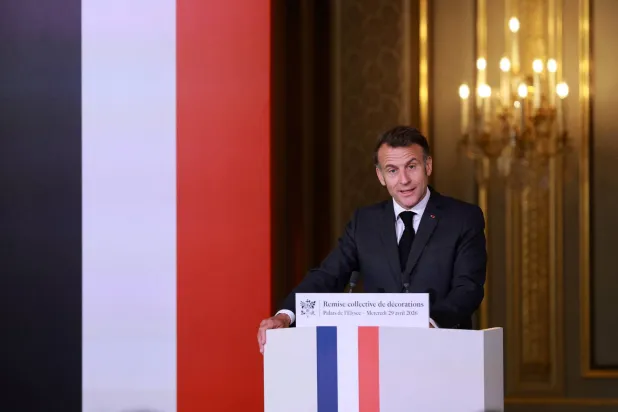 الرئيس الفرنسي إيمانويل ماكرون يلقي خطاباً بقصر الإليزيه في باريس 29 أبريل 2026 (إ.ب.أ)