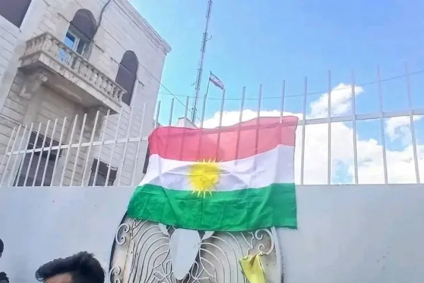 علم إقليم كردستان العراق على باب محافظة الحسكة (مرصد الحسكة)