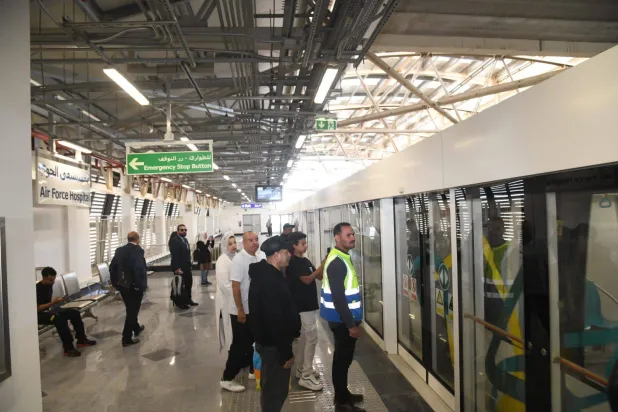 مصريون بانتظار ركوب «المونوريل» في أول أيام تشغيله (وزارة النقل)