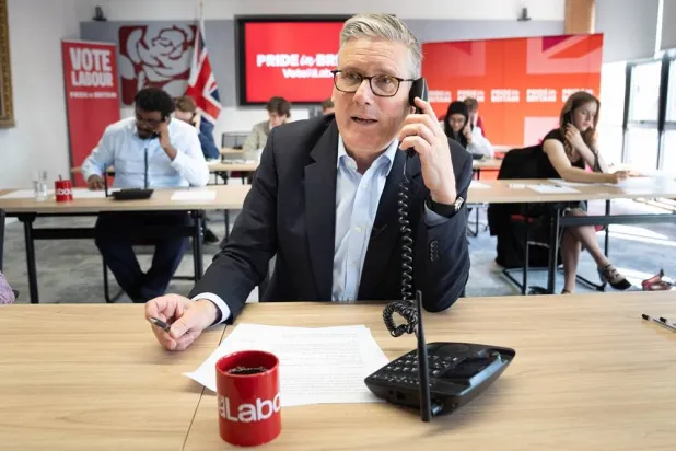  06 May 2026, United Kingdom, London: UK Prime Minister Keir Starmer helps out in the call center at Labour Party headquarters in London, on the last day of campaigning ahead of the elections on Thursday. (Stefan Rousseau/PA Wire/dpa)