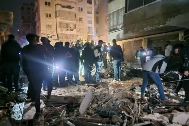 6 Mayıs 2026'da Beyrut'un güney banliyölerindeki Haret Hreik mahallesini hedef alan İsrail hava saldırısının gerçekleştiği yerde toplananlar, (AFP)
