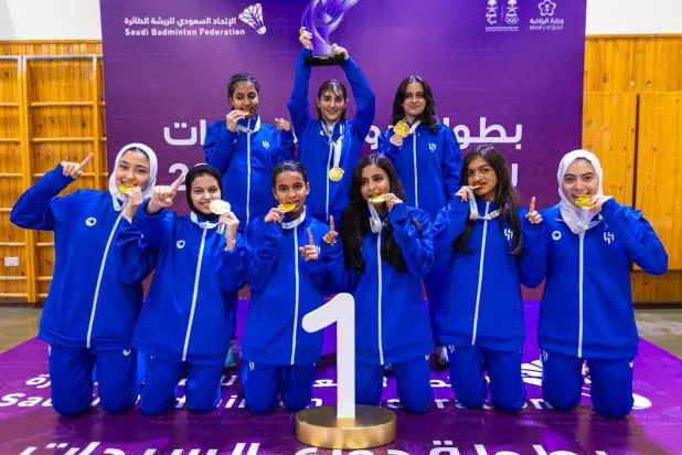 لاعبات فريق الهلال لحظة تتويجهم باللقب (الشرق الأوسط)