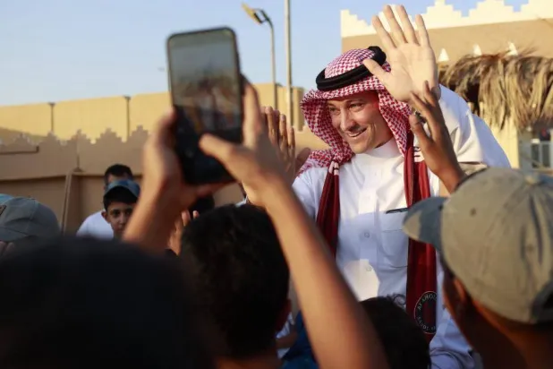 بن هاربورغ بالزي السعودي في إحدى المناسبات الرياضية (موقع النادي)