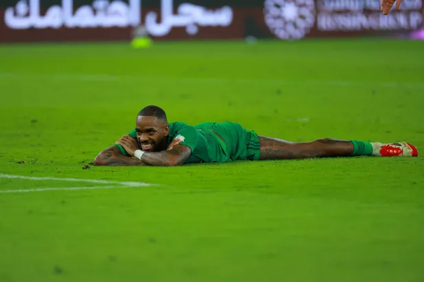 توني ممازحا زملاءه بعد نهاية مباراتهم أمام الفتح (تصوير: محمد المانع)