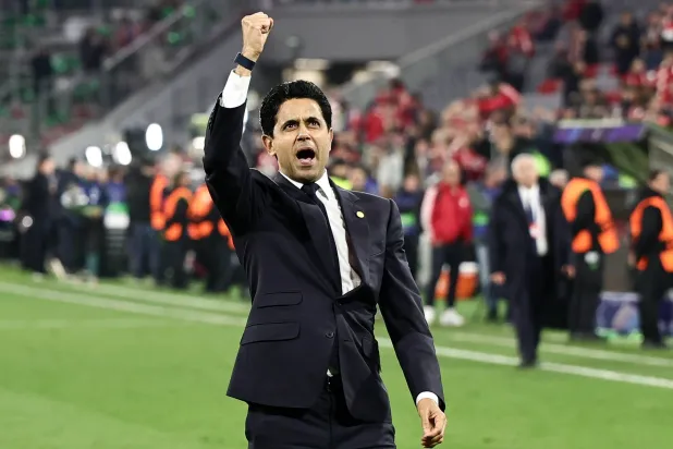الخليفي يحتفل مع جماهير سان جيرمان بعد بلوغ النهائي الأوروبي (إ.ب.أ)