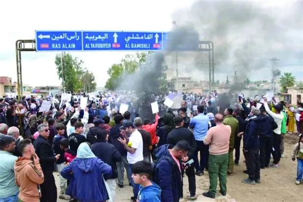 Haseke'deki uluslararası otoyolda tutukluların aileleri protesto gösterisi düzenledi (ANHA)