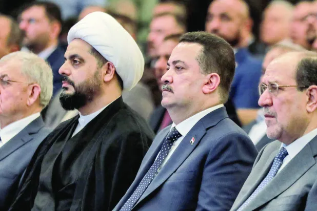 
أرشيفية لرئيس الحكومة العراقية محمد السوداني يتوسط نوري المالكي وقيس الخزعلي خلال اجتماع في بغداد (أ.ف.ب)