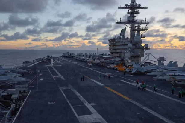 USS George H.W. Bush uçak gemisi Umman (Arap) Denizi yakınlarında seyrederken görülüyor (CENTCOM/AP)