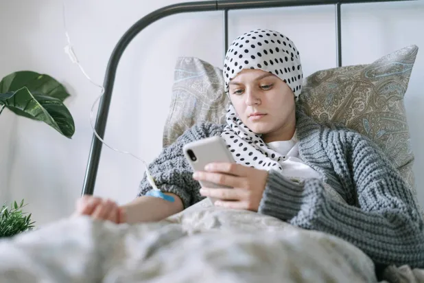 كثير من الأشخاص يجدون صعوبة في التحدث مع شخص مقرب مصاب بالسرطان (بيكسلز)