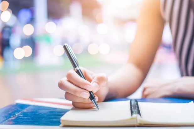 يُنصح بكتابة الأفكار المقلقة بدلاً من تركها تدور في الذهن (جامعة هارفارد)