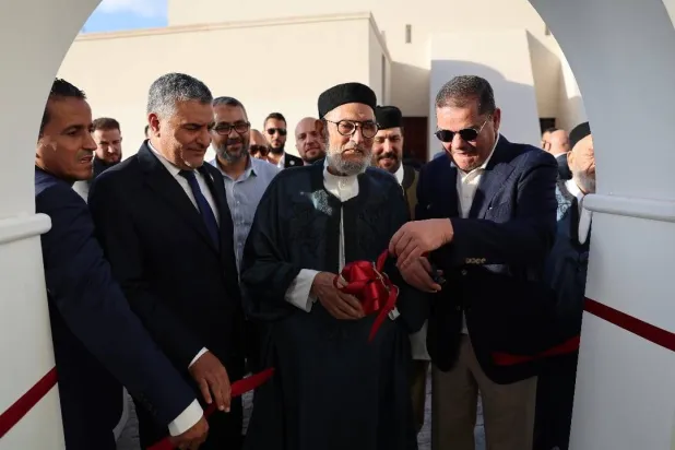 الغرياني يتوسط الدبيبة (إلى اليمين) ومحمد تكالة رئيس المجلس الأعلى للدولة في ليبيا سبتمبر 2024 (مكتب الدبيبة)