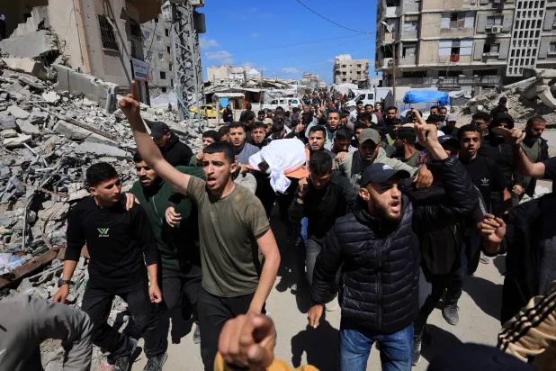 فلسطينيون في مدينة غزة يشيّعون عزام الحية نجل كبير مفاوضي «حماس» يوم الخميس بعد مقتله في هجوم إسرائيلي الأربعاء (رويترز)