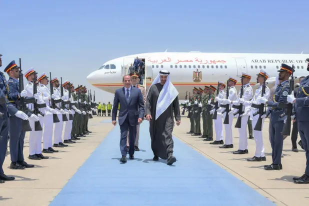 الرئيس الإماراتي أثناء استقبال نظيره المصري الخميس (الرئاسة المصرية)