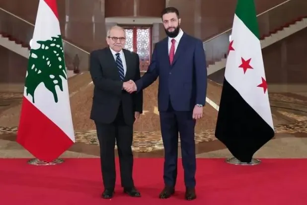 الرئيس السوري أحمد الشرع يستقبل رئيس الحكومة اللبنانية نواف سلام في عام 2025 بدمشق (أرشيفية-أ.ف.ب)