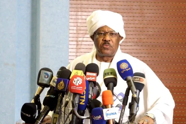 وزير الخارجية السوداني محيي الدين سالم متحدثاً في مؤتمر صحافي بالخرطوم الثلاثاء (سونا)