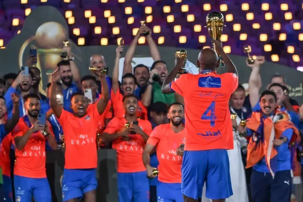 لاعبو الفيحاء خلال احتفاليتهم بلقب كأس الملك عام 2022 (تصوير: علي خمج)
