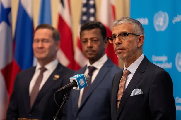 المندوب السعودي الدكتور عبد العزيز الواصل خلال مؤتمر صحافي بمقر الأمم المتحدة في نيويورك الخميس (رويترز)