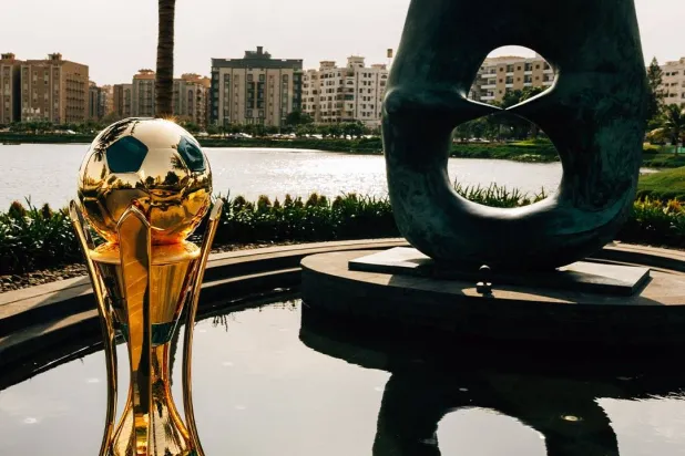 كأس الملك في لقطة بجانب أحد المعالم السياحية بجدة (الشرق الأوسط)