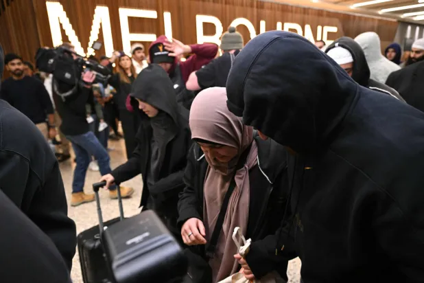 سيدة عادت إلى أستراليا بعد 10 سنوات من مخيم روج في شمال شرق سوريا حيث كانت عالقة منذ سقوط داعش لحظة خروجها من مطار ملبورن (أ.ف.ب)