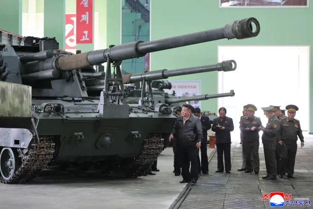 Kim Jong Un, 60 kilometreden fazla menzile sahip, yeni 155 mm kendinden tahrikli obüs topçu silahlarını inceledi (AP)