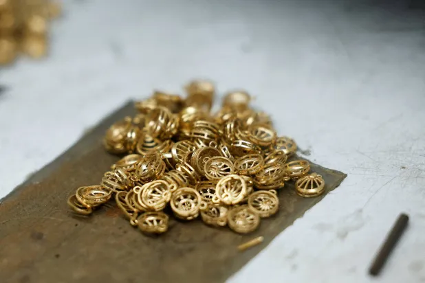 FILE PHOTO: Gold ornaments are placed for polishing inside a Senco Gold & Diamonds jewelry workshop in Kolkata, India, January 29, 2026. REUTERS/Sahiba Chawdhary/File Photo