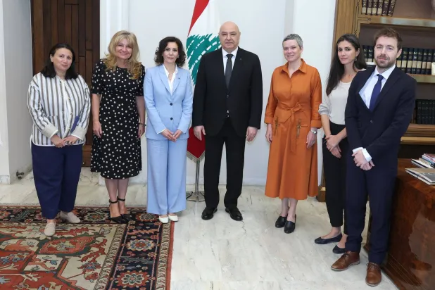 الرئيس اللبناني يستقبل المفوضة الأوروبية للمساواة والجاهزية وإدارة الأزمات حجّة لحبيب والوفد المرافق (الرئاسة اللبنانية)