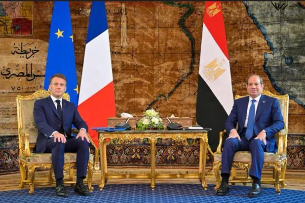 محادثات بين الرئيس السيسي ونظيره الفرنسي بالقاهرة في أبريل 2025 (الرئاسة المصرية)