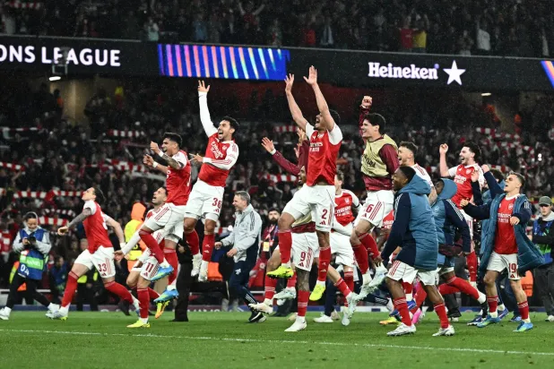 آرسنال المنتشي بتأهله لنهائي دوري الأبطال على حساب أتلتيكو يتطلع لتعزيز موقعه في الصدارة (رويترز)