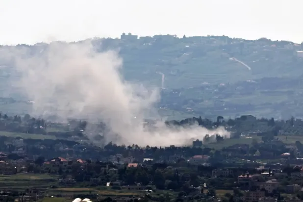 İsrail bombardımanından yükselen duman, Lübnan'ın güneyindeki bir bölgede r (EPA)