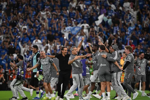 سيموني إنزاغي مدرب الهلال وطاقمه الفني واحتفالية اللقب (تصوير: علي خمج) 