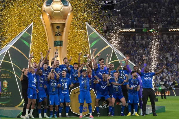 لاعبو فريق الهلال يحتفلون باللقب الملكي على أرض الملعب (تصوير: علي خمج)
