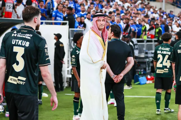 الأميركي بن هاربورغ مالك نادي الخلود مع لاعبيه بعد نهاية المباراة (تصوير: محمد المانع)