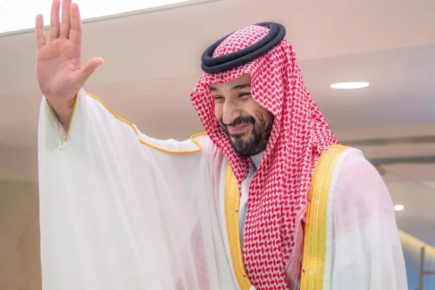 الأمير محمد بن سلمان يلوّح للجماهير الحاضرة في ملعب الإنماء (واس)