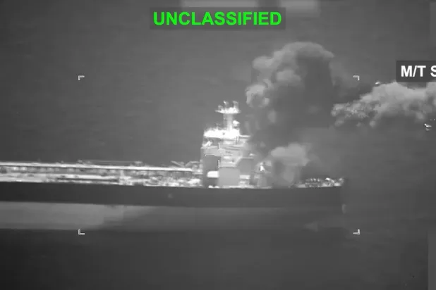 ABD Merkez Komutanlığı (CENTCOM) tarafından yayınlanan bir videodan alınan bu karede, dün bir İran petrol tankerine yapılan saldırı görülüyor