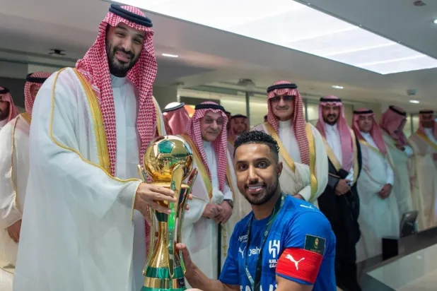 الأمير محمد بن سلمان يتوج قائد الهلال سالم الدوسري بكأس الملك (واس)